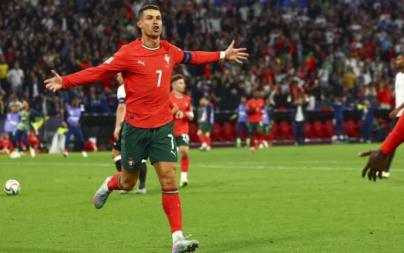 İlk milyarder futbolçu oldu