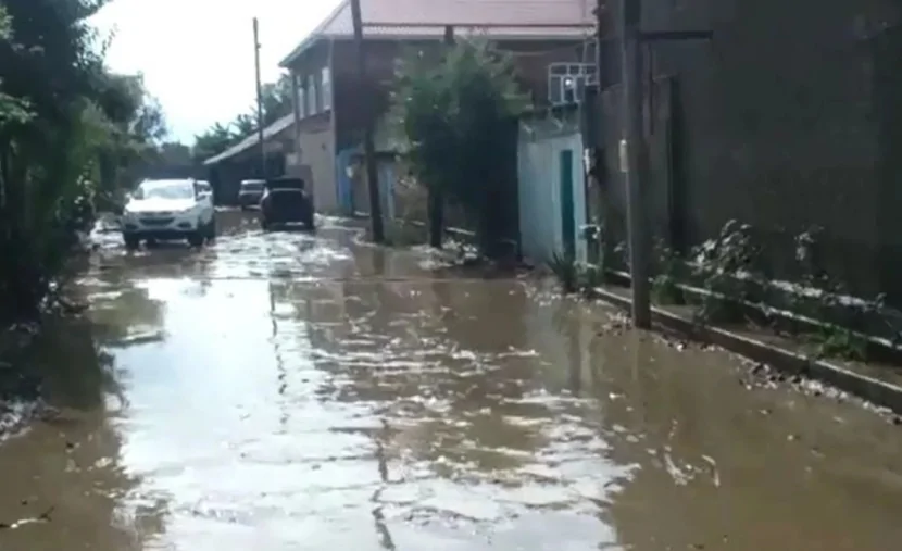 Lənkəranda sel suları ara məhəllələrə dolub