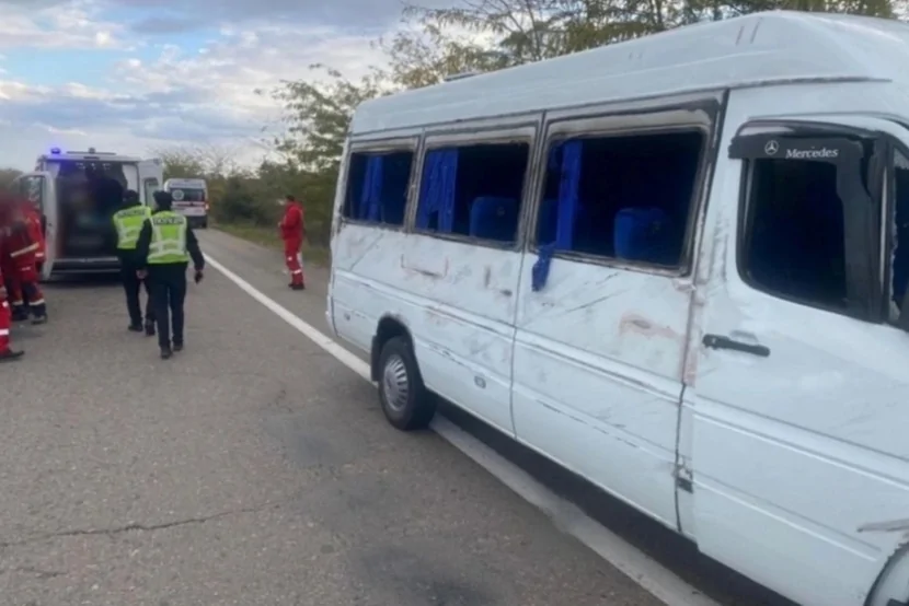 Ukraynada mikroavtobus aşıb - Yaralananlar var