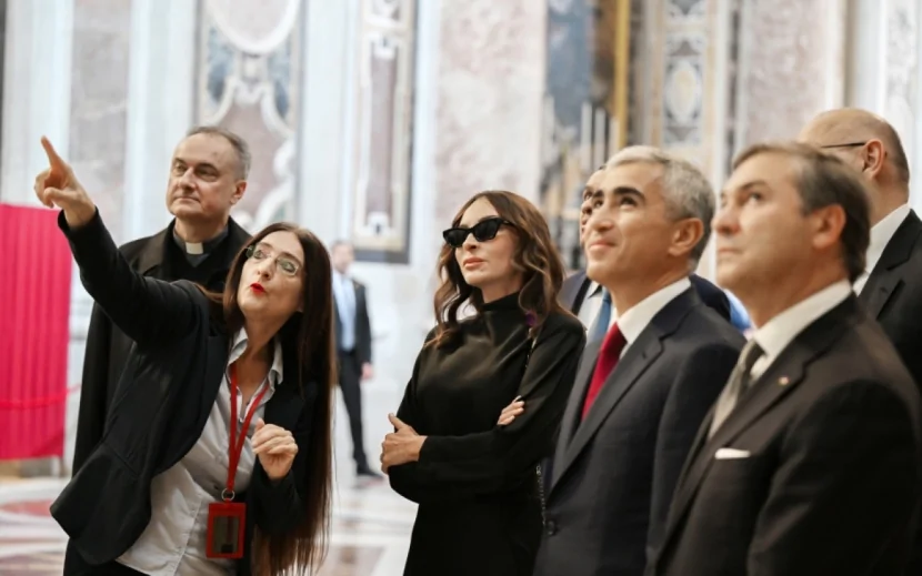 Birinci xanım Müqəddəs Pyotr Bazilikasındakı bərpa işləri ilə tanış oldu - FOTOLAR