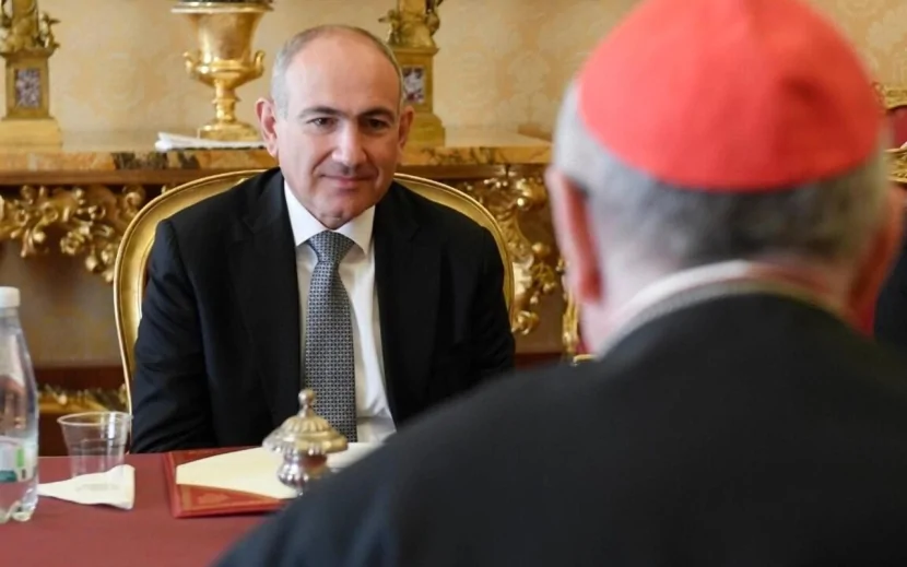 Paşinyan Papa ilə sülhü müzakirə etdi