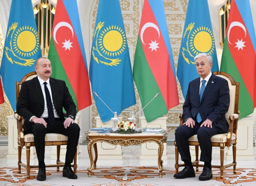 İlham Əliyev Tokayevlə təkbətək görüşdü