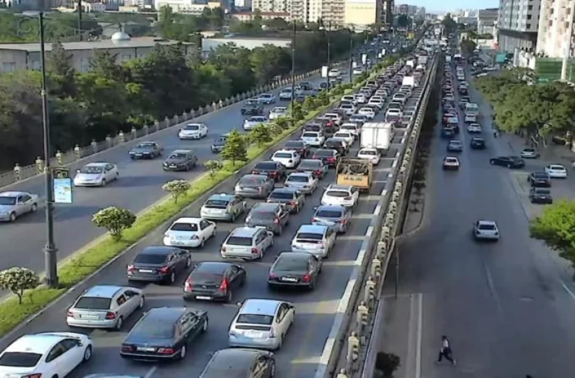 Bakının bir sıra yollarında nəqliyyat sıxlığı yaranıb