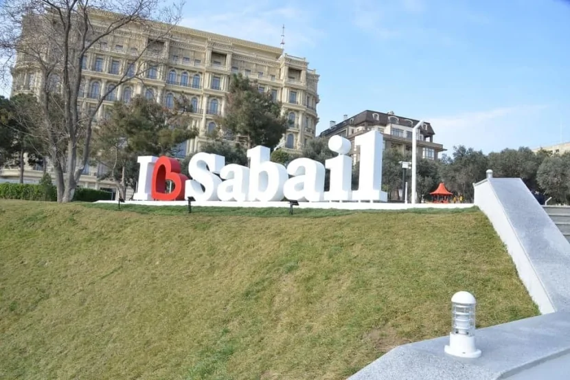 Paytaxtda kişi su anbarına düşdü- VİDEO