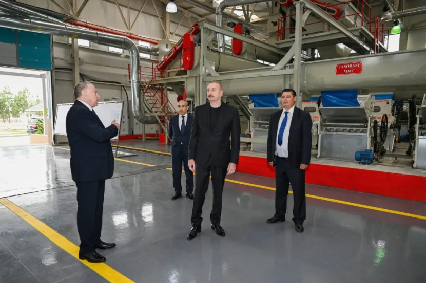 Dövlət başçısı pambıq emalı zavodunun fəaliyyəti ilə tanış oldu - FOTO