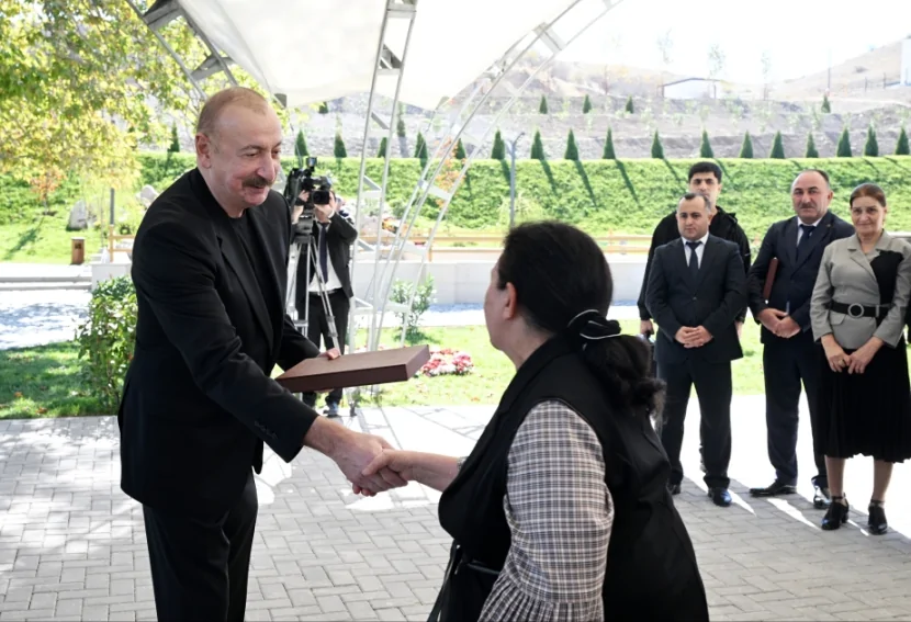 İlham Əliyev Horovlu sakinlərinə mənzillərin açarlarını təqdim etdi