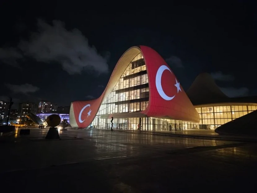Heydər Əliyev Mərkəzi üzərində Türkiyə bayrağı