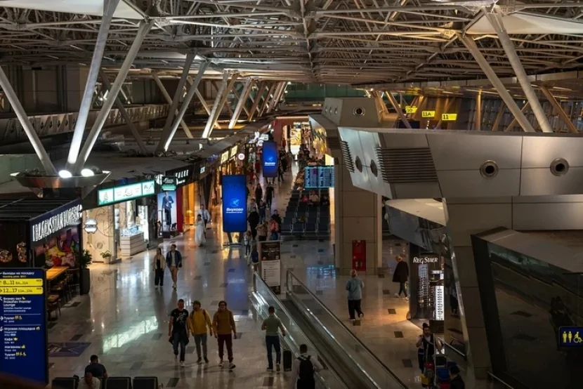 Qonşu ölkədə altı hava limanı BAĞLANDI