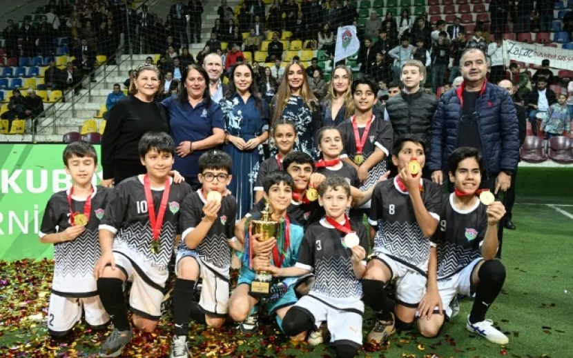 Prezidentin qızları və gəlini minifutbol turnirini izlədi - FOTOLAR
