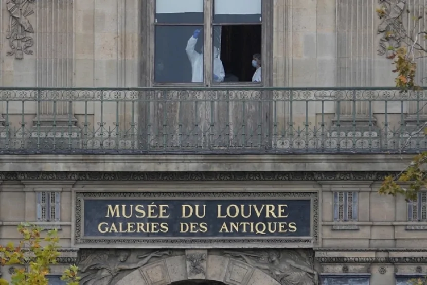 Paris qrafı Luvrdan oğurlanmış ailə tiarasının qaytarılmasını tələb edib
