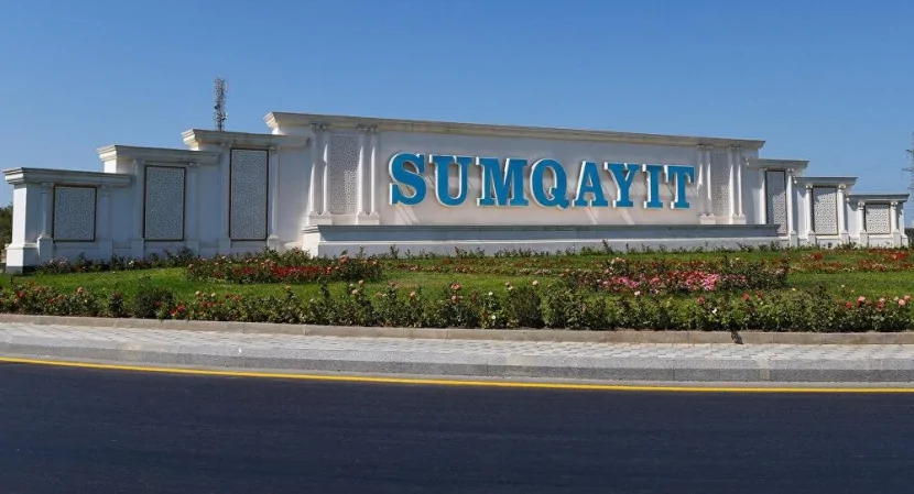 Sumqayıtda avtomobil kanala düşüb, xəsarət alanlar var