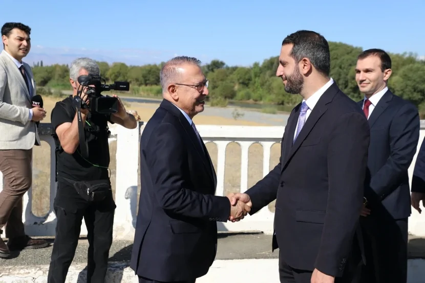Türkiyəli elçi erməni nazir müavininə bahalı hədiyyə verib