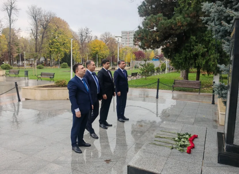 Azərbaycan nümayəndə heyəti Buxarestdə Ulu Öndər Heydər Əliyevin büstünü ziyarət edib 
