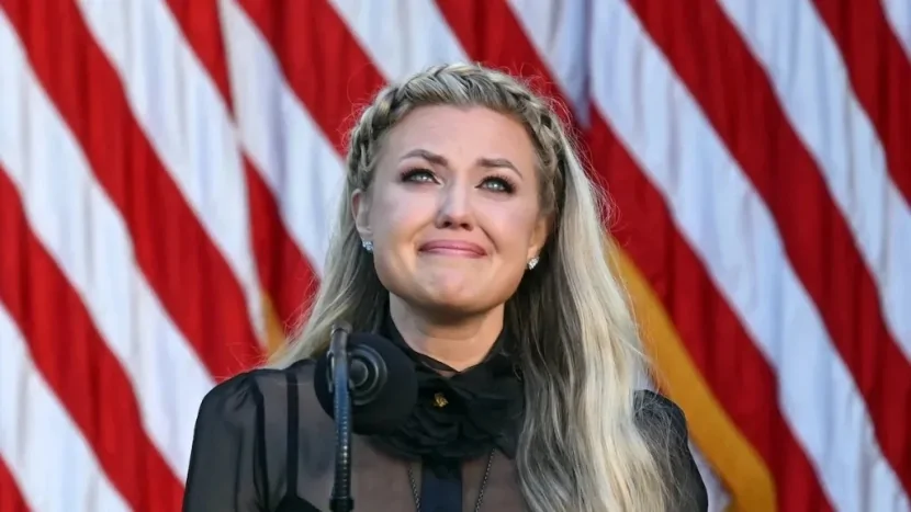 Erika Kirk səhnəyə çıxmazdan əvvəl saxta göz yaşları ilə yaxalandı