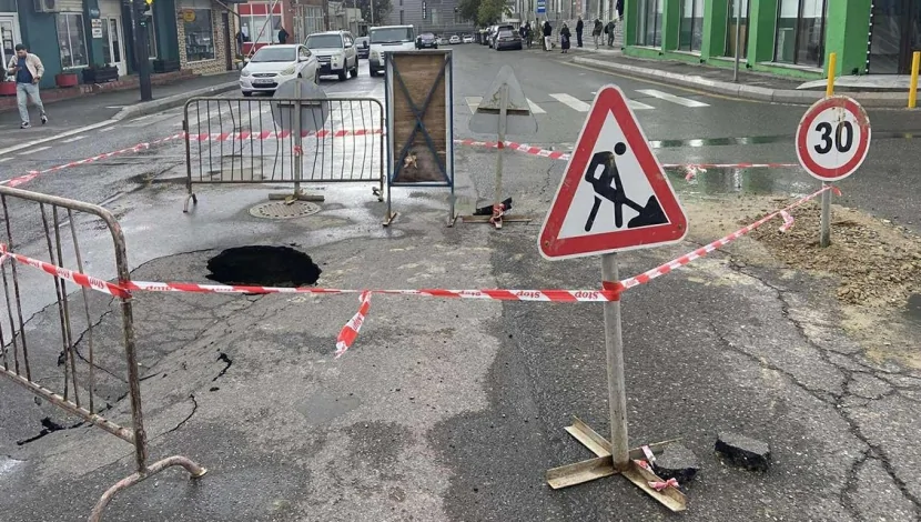 Badamdarda yol çökdü