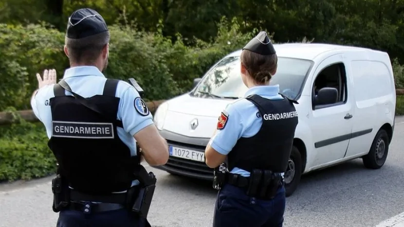 Fransada sürücü qəsdən kütlənin üzərinə maşın sürdü: 10 yaralı