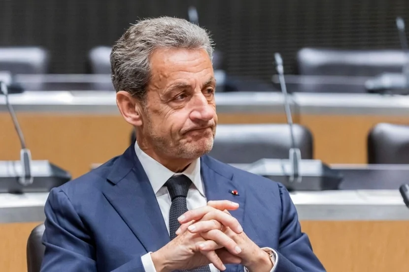 Sarkozi həbsxana yeməyindən imtina edir