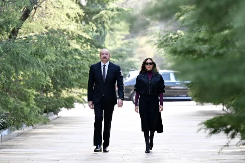 Prezident və xanımı Heydər Əliyevin məzarını ziyarət etdilər