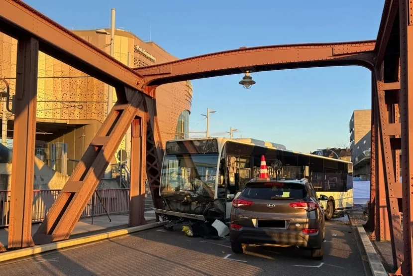 Avtobus piyadaları vurdu, 10 nəfər yaralandı- BU ÖLKƏ