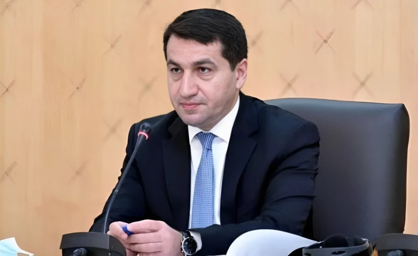 Hikmət Hacıyev Dövlət Bayrağı Günü münasibətilə paylaşım etdi