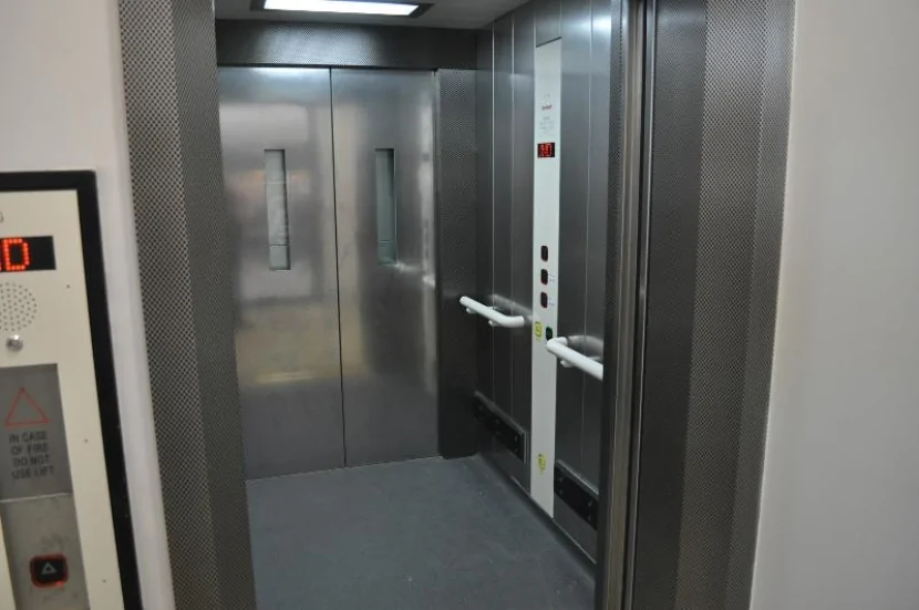 Bakıda liftdə qalan şəxslər xilas edildi