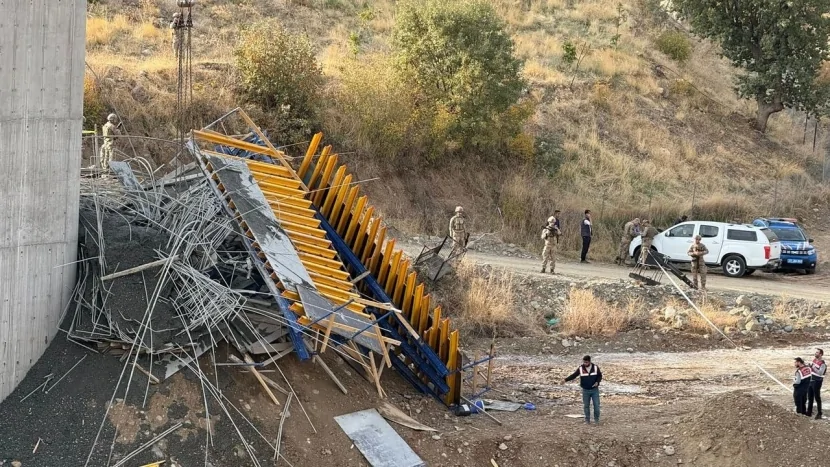 Türkiyədə körpü ÇÖKDÜ: Dörd ölü, beş yaralı