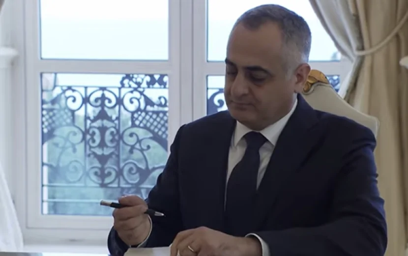 Vəzifədən azad olunan Fuad Nəcəflini Naxçıvan aeroportunda VİP zala buraxmadılar