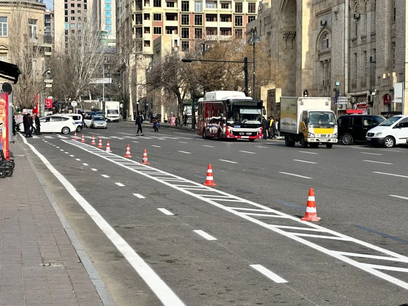 Bu ərazidə yol nişanlanma işləri aparılır