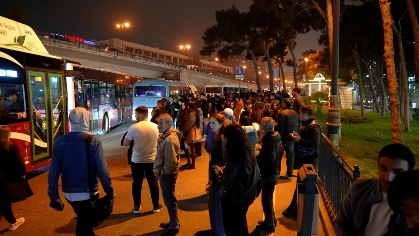 Yeni avtobuslar \"manatlıq taksi\" dərdini həll etmədi