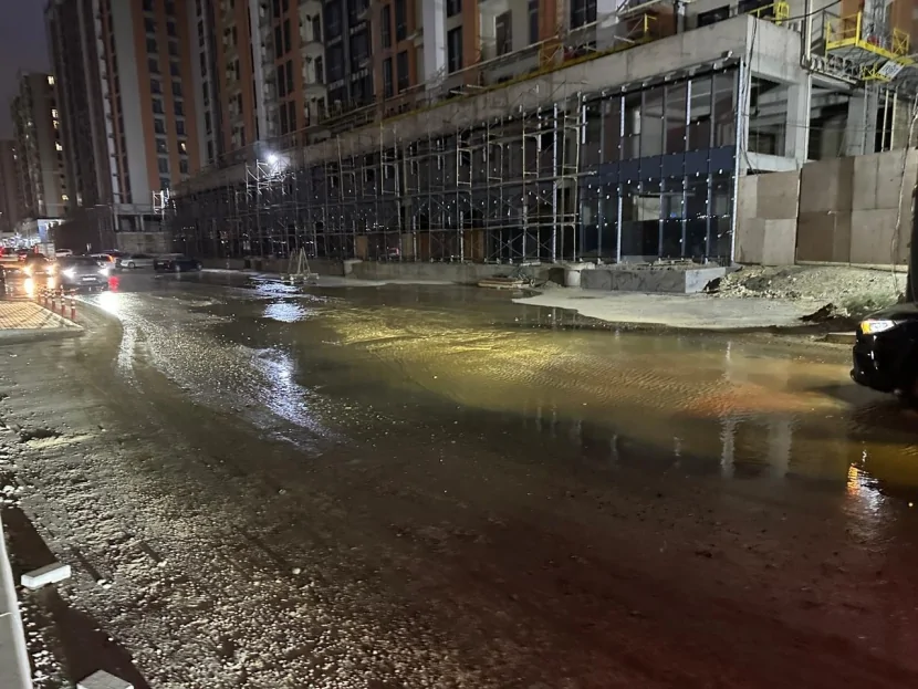 Bakıda su xətti partladı: Böyük gölməçə yarandı - FOTO