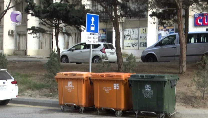 Bakıda zibil qabları AVTOBUS ZOLAĞINA QOYULUB - VİDEO