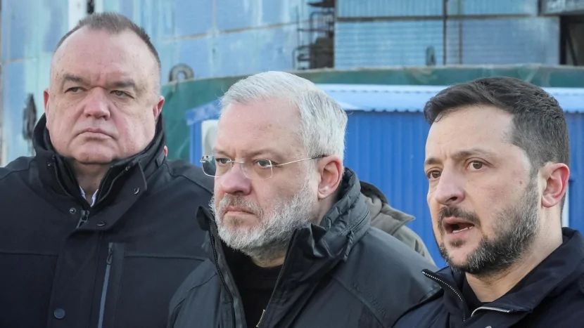 Korrupsiya qalmaqalı Ukraynanı uçuruma aparır - Zelenski təhlükədədir