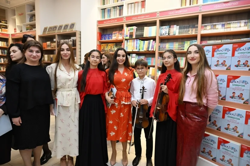 \"Azərbaycan dilini öyrənirik\" kitabının təqdimat mərasimi keçirilib