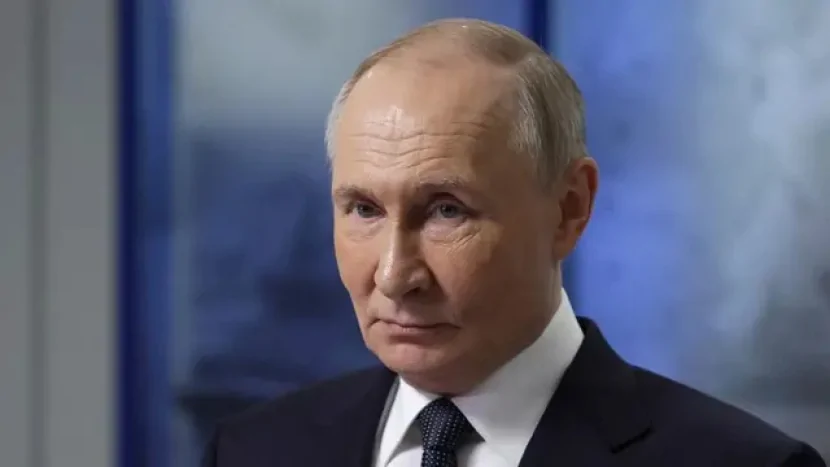 Putin sərgidə rəqs edən robotu “çox gözəl” adlandırdı