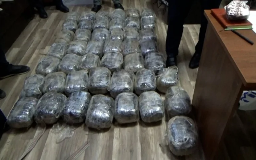 Bakıda polisin saxladığı maşından 10 kq narkotik tapıldı
