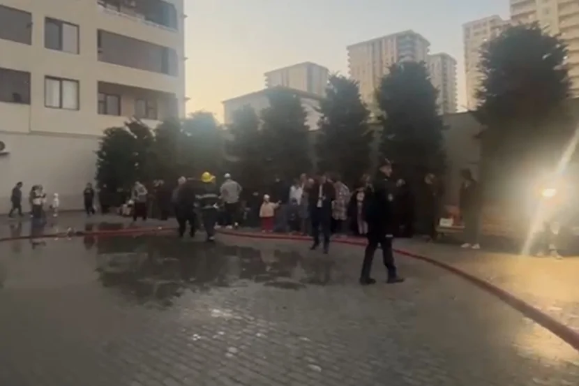 Bakıda çoxmərtəbəli binada yanğın söndürülüb
