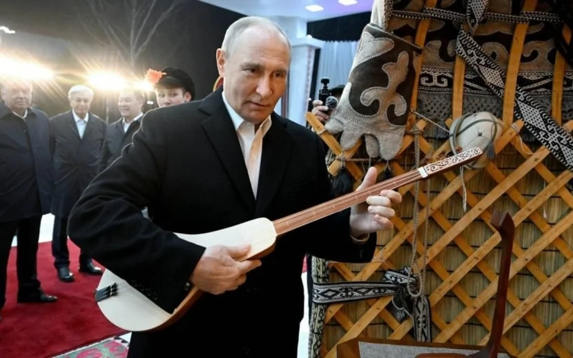Putin Qırğızıstanda komuz çaldı - VİDEO
