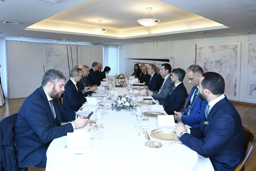 Ceyhun Bayramov İtaliyalı həmkarı ilə görüşüb 