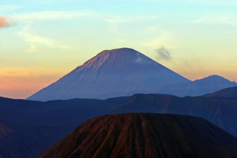 Semeru vulkanı kül püskürdü