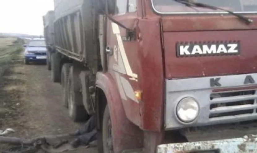 Şok hadisə- Kişi \"KamAZ\"ın altında qalıb ÖLDÜ