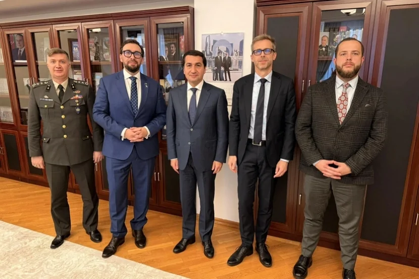 Hikmət Hacıyev NATO nümayəndəsi ilə görüşüb