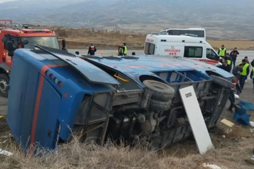Məhbusları daşıyan avtobus aşdı- Bu ölkədə