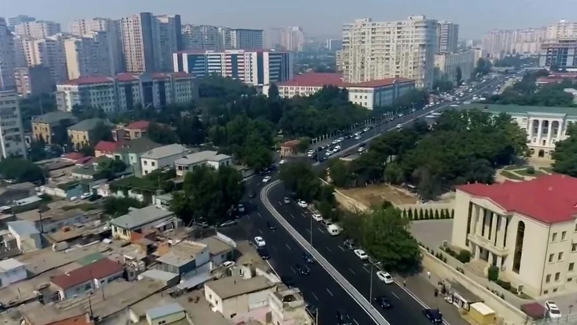 Nəsimi rayonunda TƏHLÜKƏLİ VƏZİYYƏT- Baxımsızlıqdan quruyan ağaclar YIXILIR