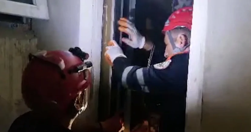Liftdə qalan şəxslər xilas edildi