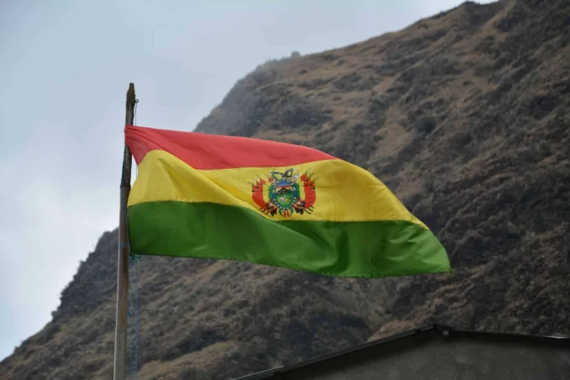 Boliviyada avtobus dərəyə düşdü: ÖLƏNLƏR VAR