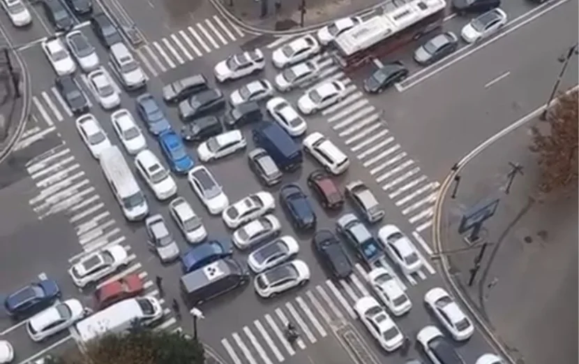 Bakıdakı bu tıxac GÜNDƏM OLDU