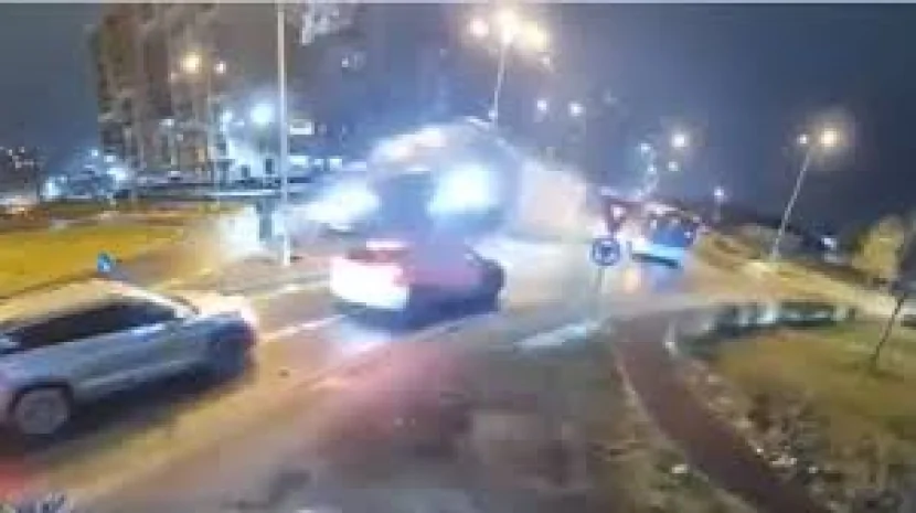 Rumıniyada “Mercedes Benz” digər avtomobillərin üzərinə aşıb