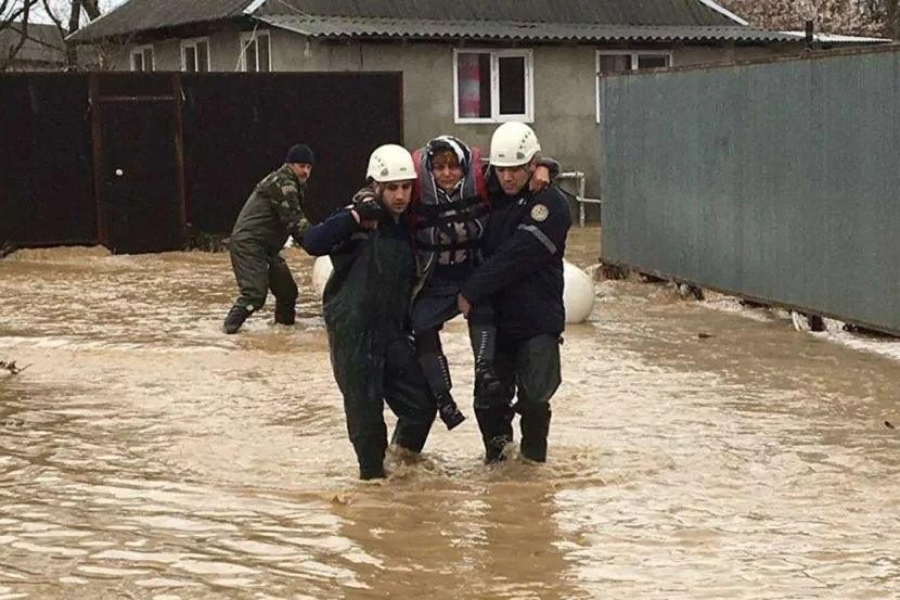 Qəsəbələri su basdı, azyaşlı yaralandı Bakıda LEYSAN