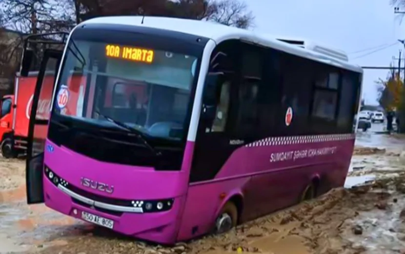 Sumqayıtda avtobus palçıqlı yolda batdı - Video