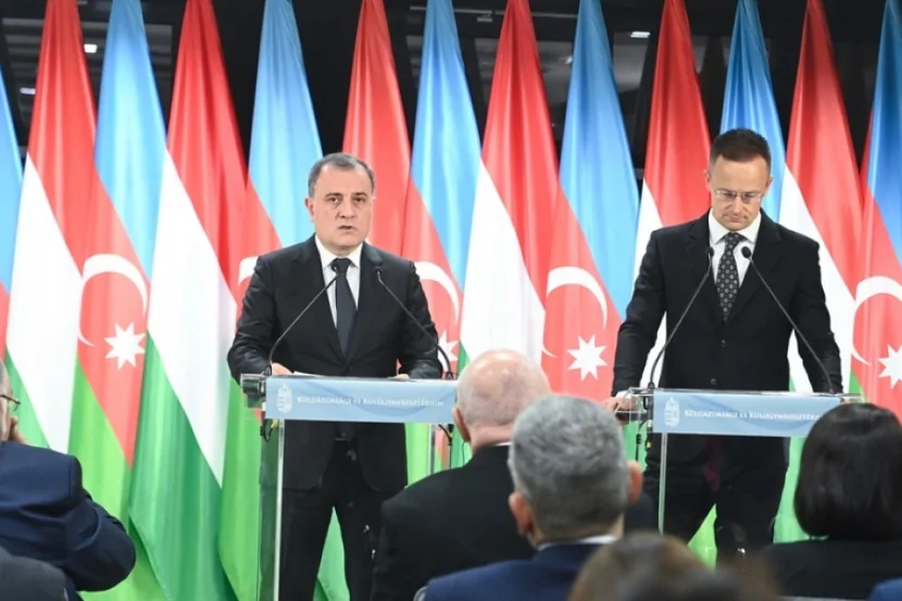 Ceyhun Bayramov Siyarto ilə müzakirə apardı